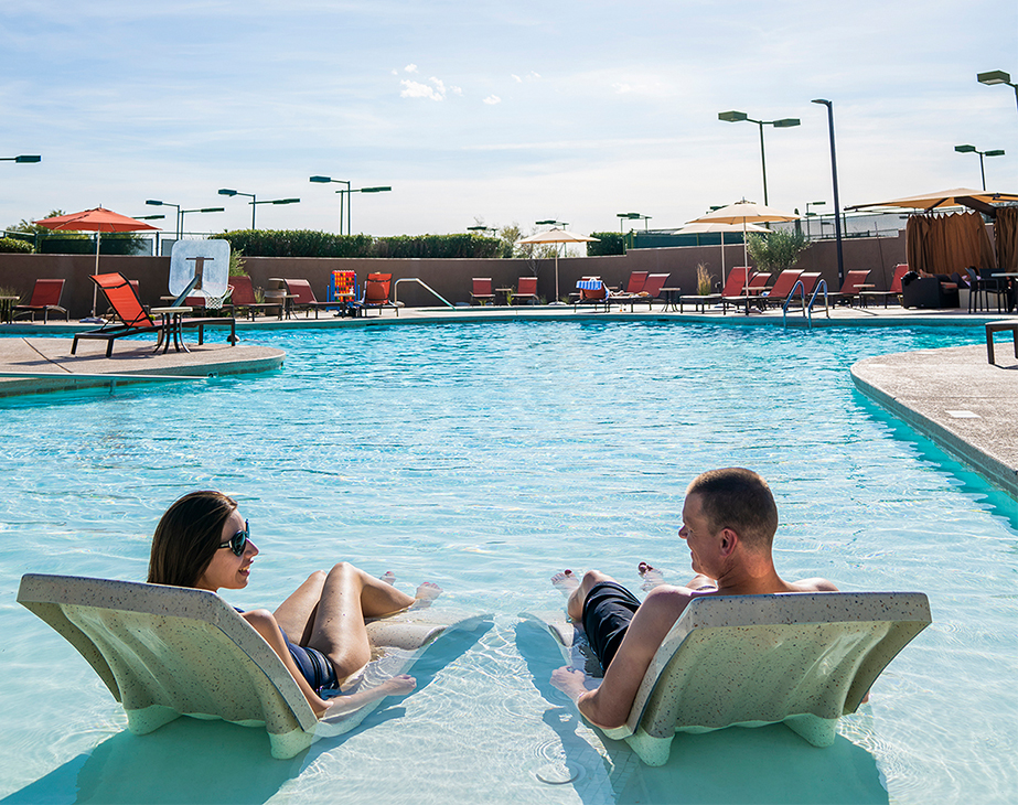 Commercial discount pool loungers